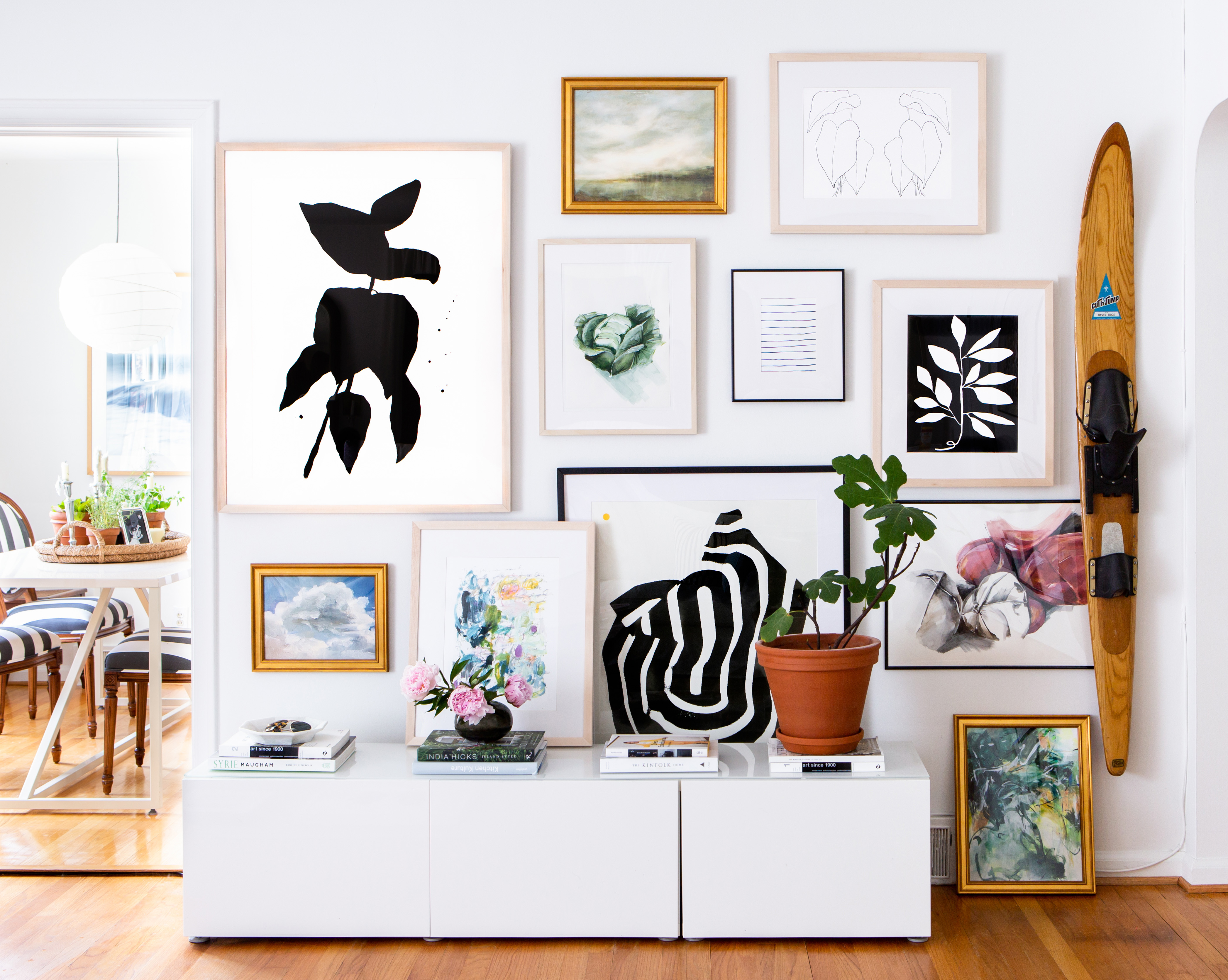 Gallery wall met art prints in een modern interieur met rustige kleuren en natuurlijke materialen