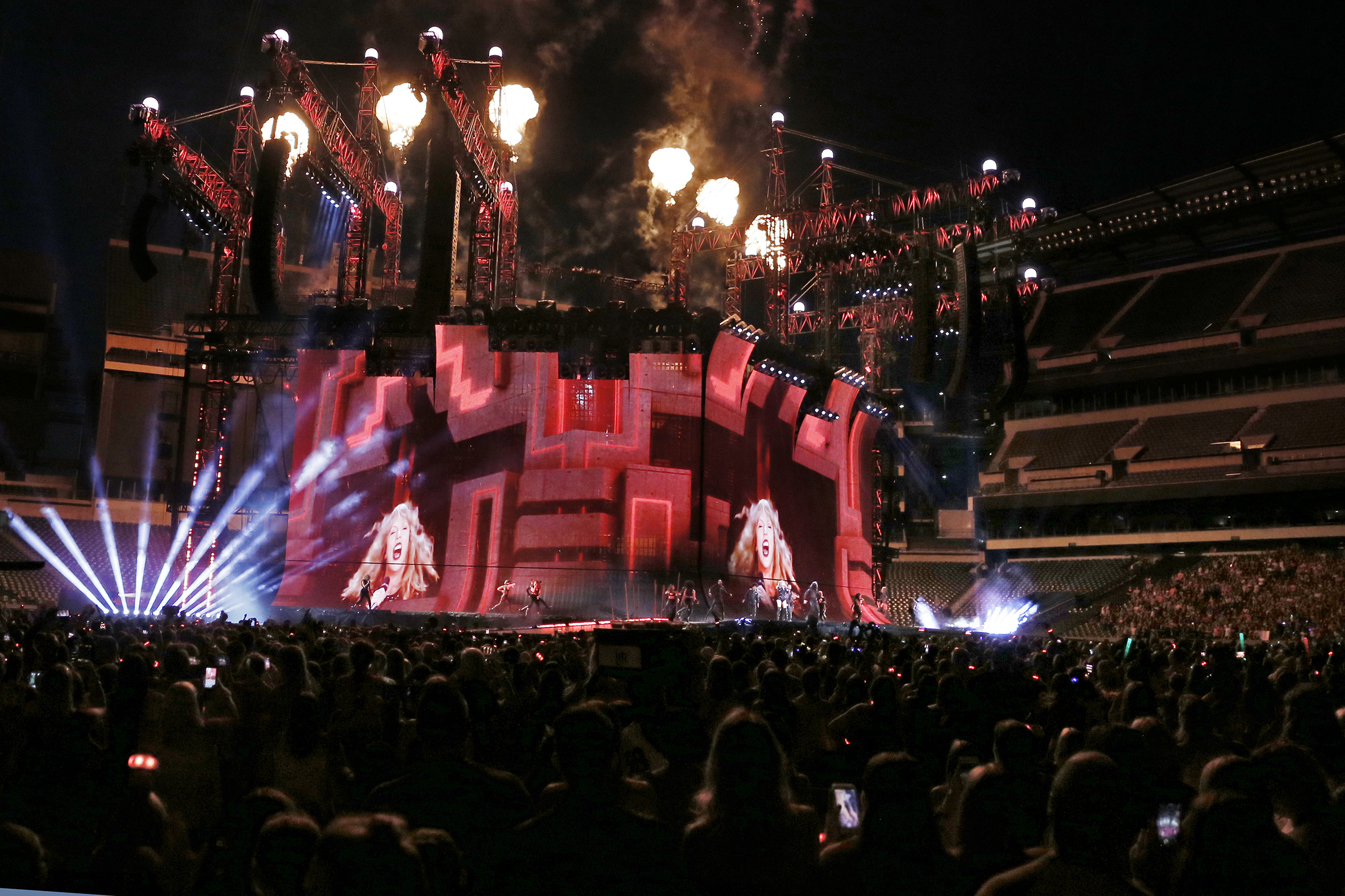 洋楽 Taylor Swift reputation Stadium Tour Taylor Swift 'Reputation' tour: 10 brilliant moments from night one